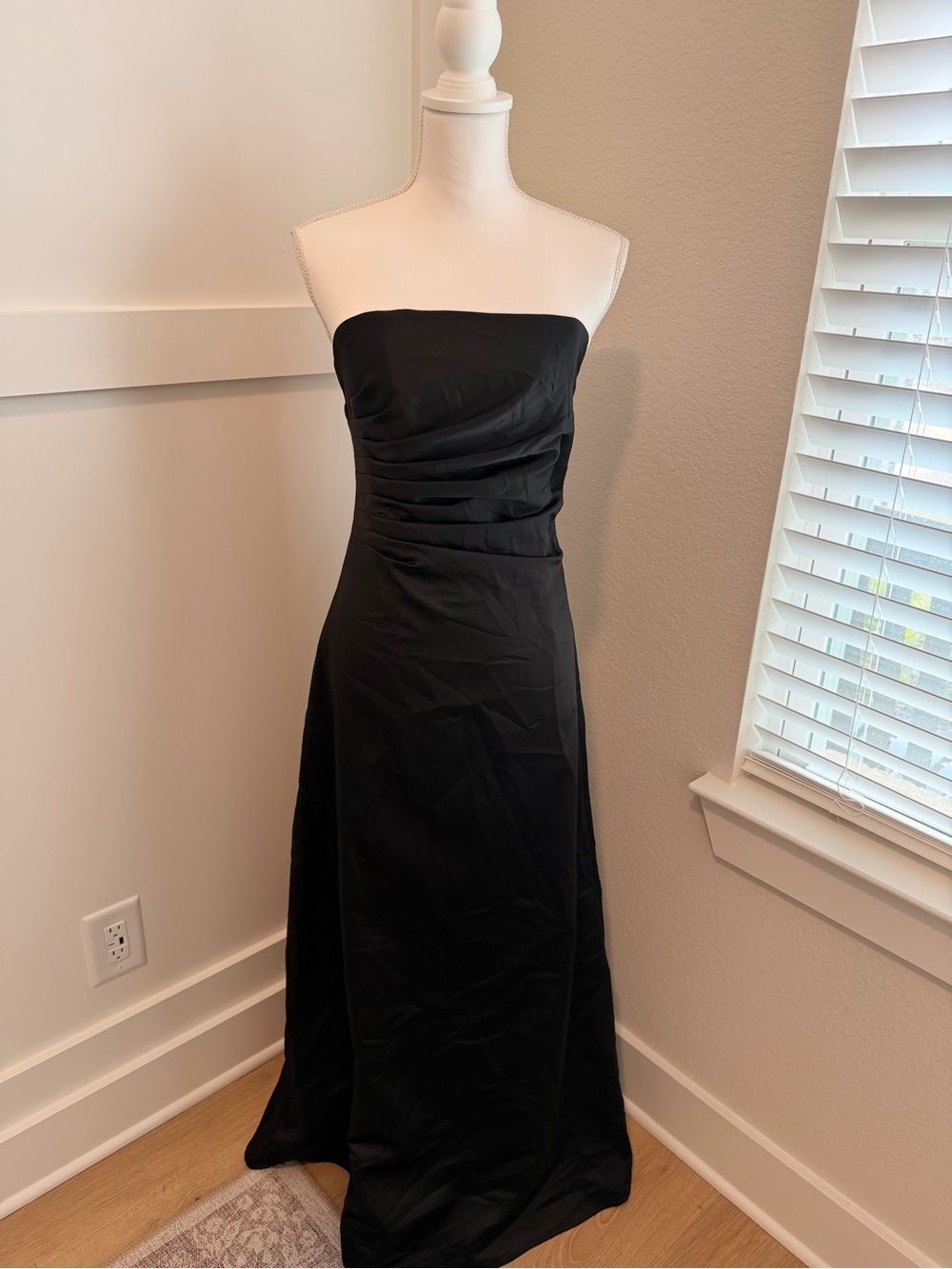 Aqua Dresses Strapless Black Formal Gown – Size 8